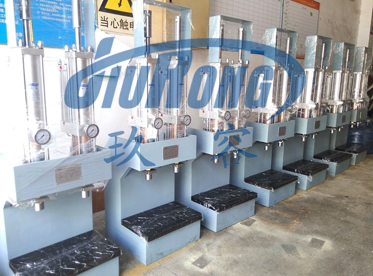 7臺(tái)C型雙增壓缸氣液增壓機(jī)產(chǎn)品圖 7臺(tái)C型雙增壓缸氣液增壓機(jī)產(chǎn)品圖