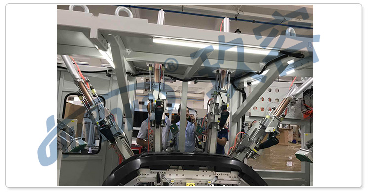 我司劉總在現(xiàn)場(chǎng)講解氣液增壓缸在汽車倒車?yán)走_(dá)沖孔機(jī)上的使用注意事項(xiàng) 我司劉總在現(xiàn)場(chǎng)講解氣液增壓缸在汽車倒車?yán)走_(dá)沖孔機(jī)上的使用注意事項(xiàng)