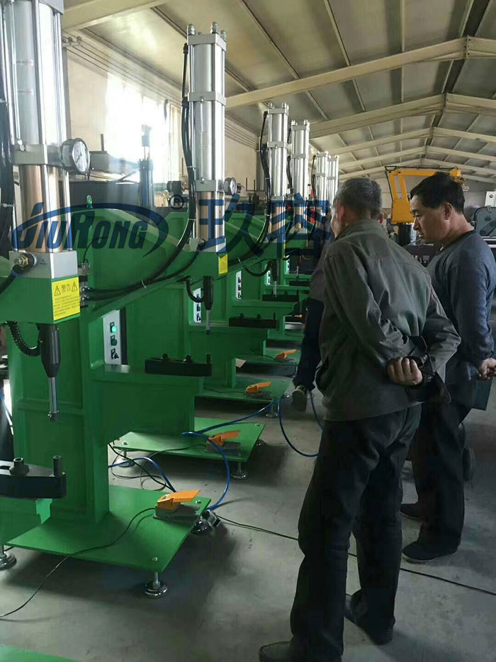 現(xiàn)場講解氣液鉚接機(jī)使用維護(hù)注意事項 現(xiàn)場講解氣液鉚接機(jī)使用維護(hù)注意事項