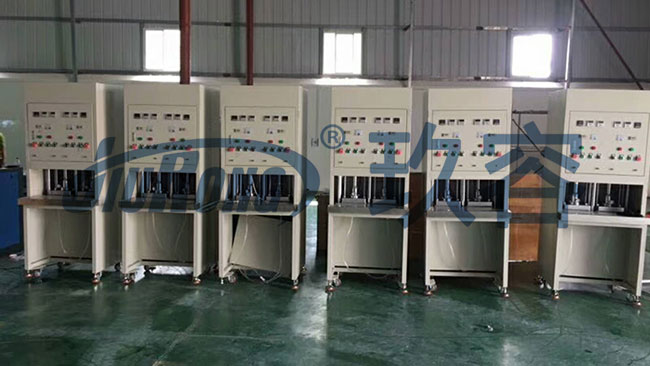 采用氣液增壓缸作為執(zhí)行元件的音膜成型機(jī)現(xiàn)場圖 采用氣液增壓缸作為執(zhí)行元件的音膜成型機(jī)現(xiàn)場圖